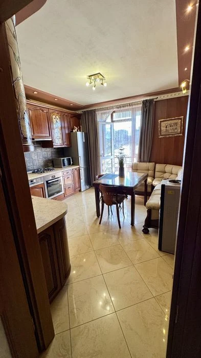 Власник!Продаж 3к кв 98 м кв вул.Квітова + 2 паркомісця+ ком