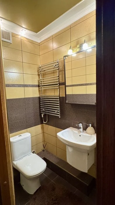 Власник!Продаж 3к кв 98 м кв вул.Квітова + 2 паркомісця+ ком