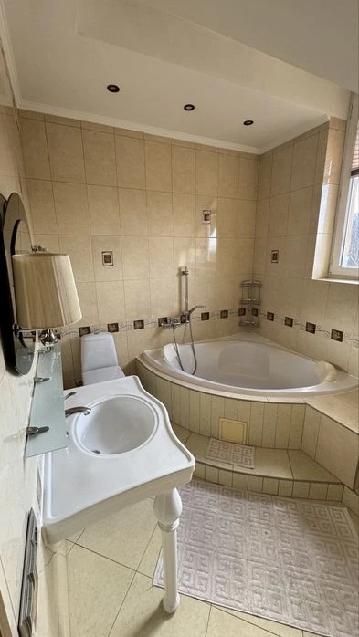 Власник!Продаж 3к кв 98 м кв вул.Квітова + 2 паркомісця+ ком