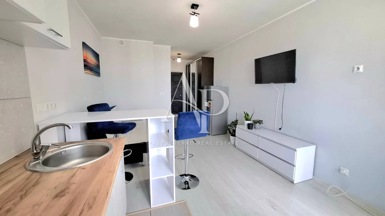 No commission% Sale of a modern studio apartment with renovation in the new