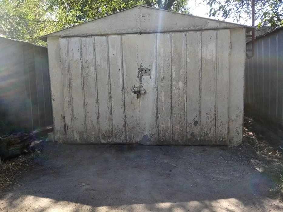 I will sell a garage at the Vzlet parking lot. English rabbi