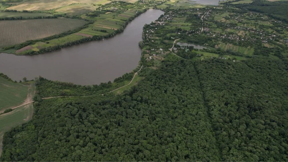 Продам ділянку біля лісу і води