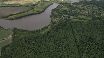 Продам ділянку біля лісу і води