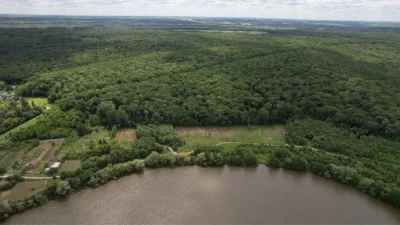 Продам ділянку біля лісу і води