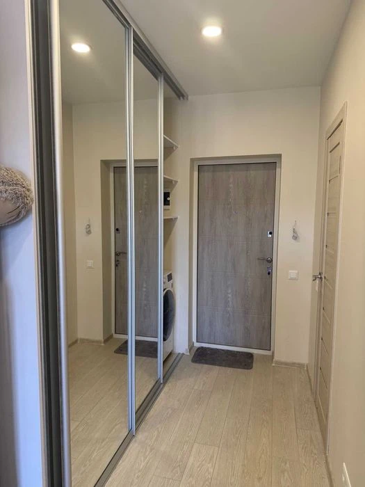 Продам 1 ком.кв.с капитальным ремонтом ,мебелью и техникой м