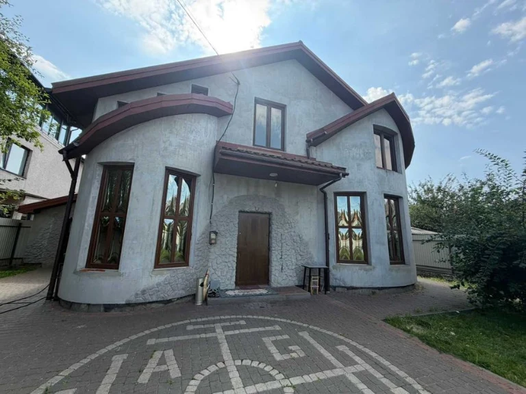 Будинок з ремонтом меблями 280м² ділянка 6,5сот вул Варшавсь