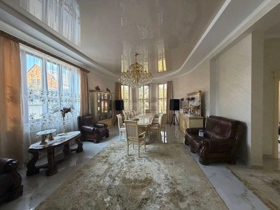 Будинок з ремонтом меблями 280м² ділянка 6,5сот вул Варшавсь
