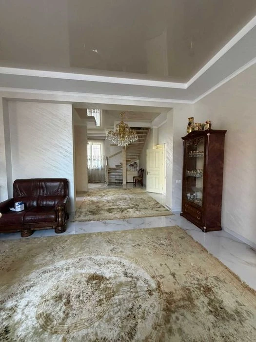 Будинок з ремонтом меблями 280м² ділянка 6,5сот вул Варшавсь