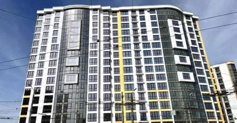 Видова простора квартира в зданому будинку бізнес-класу