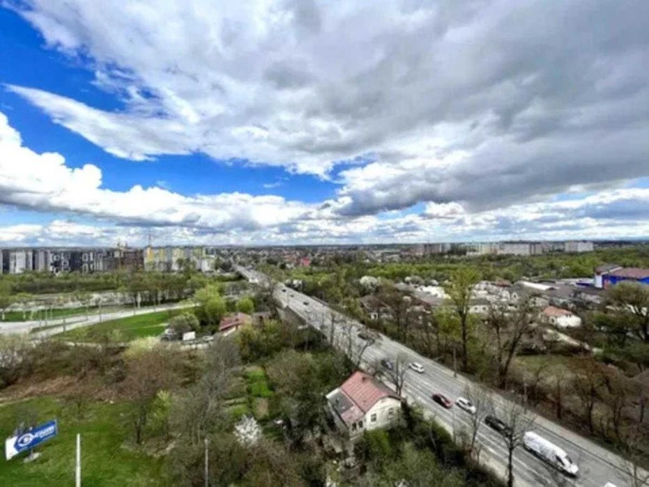 Видова простора квартира в зданому будинку бізнес-класу