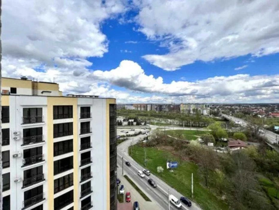 Видова простора квартира в зданому будинку бізнес-класу
