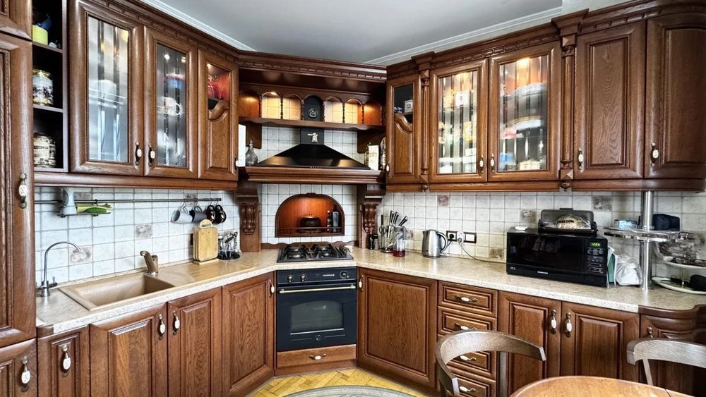 4-room apartment WALKING AND LIVING + garage in the area of the Ukraina shopping center