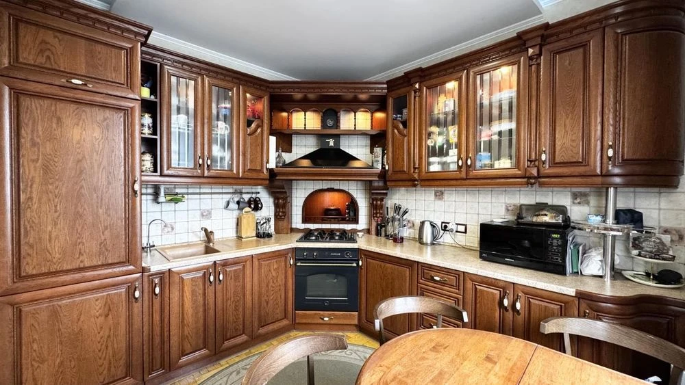 4-room apartment WALKING AND LIVING + garage in the area of the Ukraina shopping center