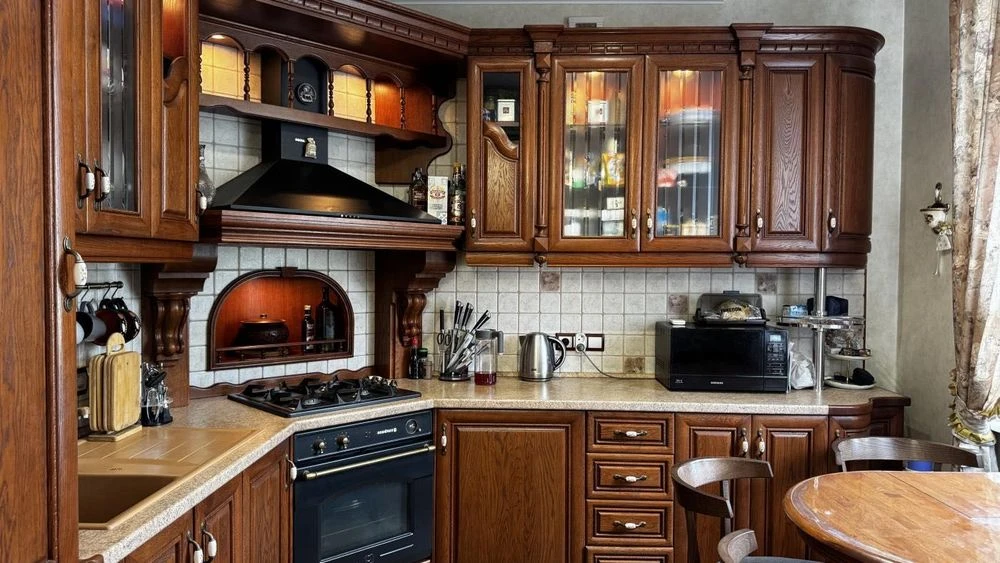 4-room apartment WALKING AND LIVING + garage in the area of the Ukraina shopping center