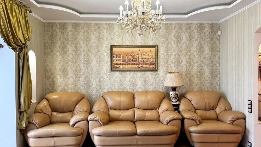 4-room apartment WALKING AND LIVING + garage in the area of the Ukraina shopping center