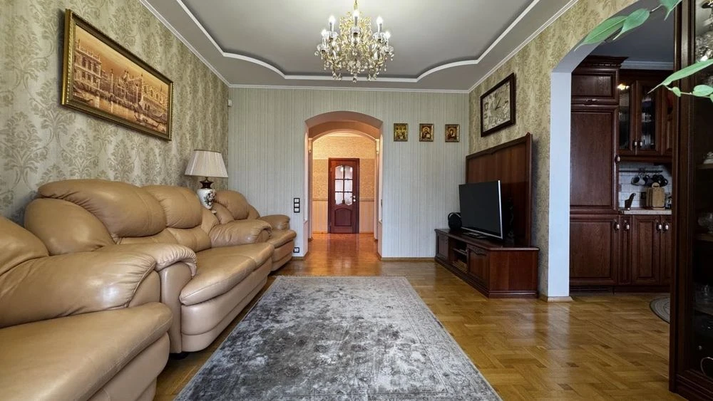 4-room apartment WALKING AND LIVING + garage in the area of the Ukraina shopping center
