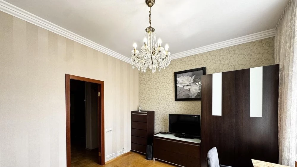 4-room apartment WALKING AND LIVING + garage in the area of the Ukraina shopping center