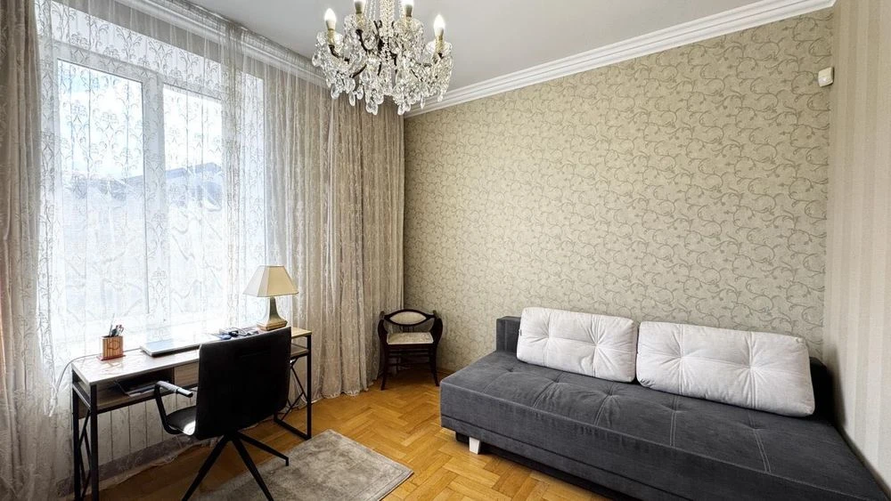 4-room apartment WALKING AND LIVING + garage in the area of the Ukraina shopping center