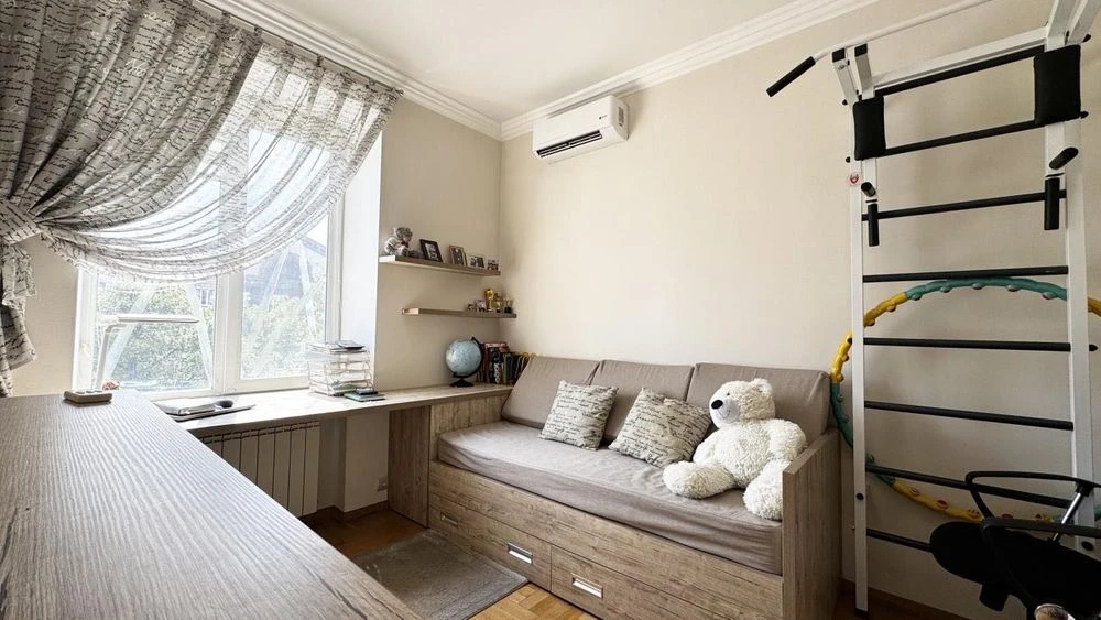 4-room apartment WALKING AND LIVING + garage in the area of the Ukraina shopping center