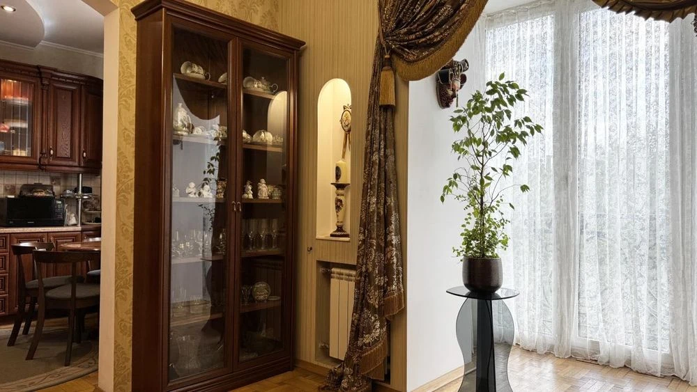 4-room apartment WALKING AND LIVING + garage in the area of the Ukraina shopping center