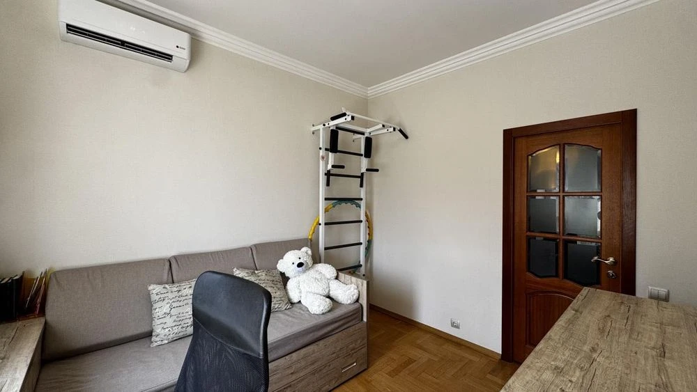 4-room apartment WALKING AND LIVING + garage in the area of the Ukraina shopping center