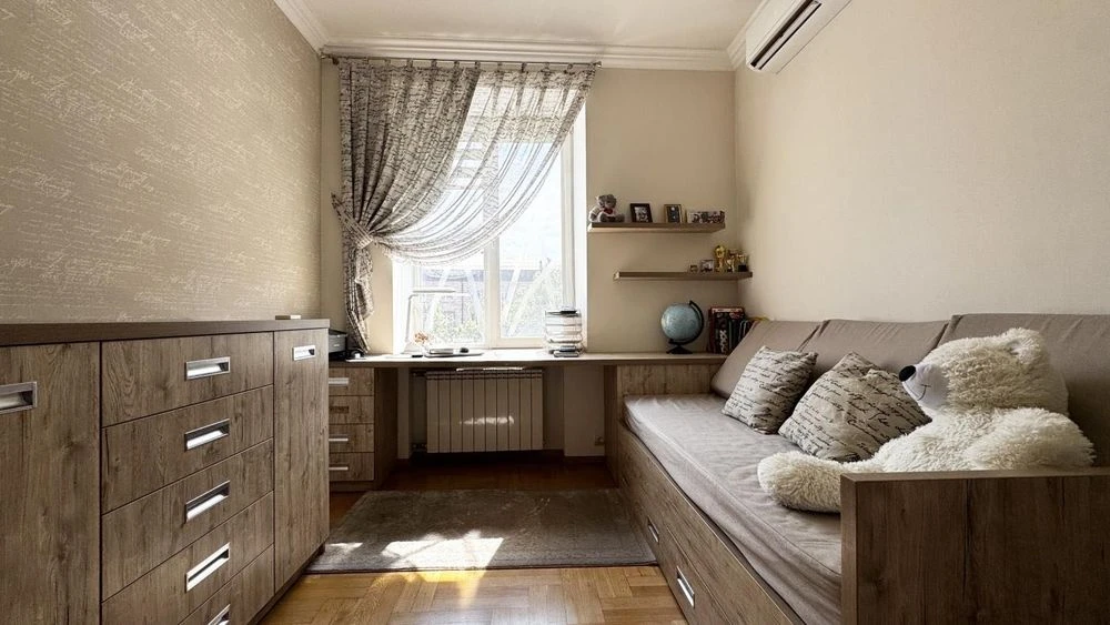 4-room apartment WALKING AND LIVING + garage in the area of the Ukraina shopping center