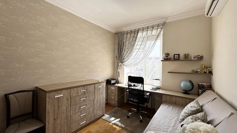 4-room apartment WALKING AND LIVING + garage in the area of the Ukraina shopping center