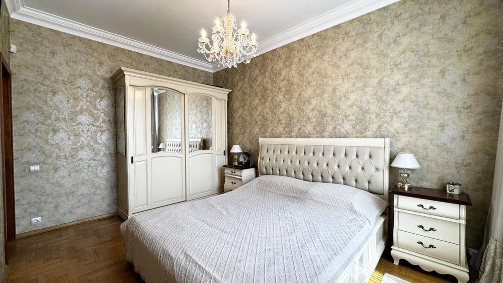 4-room apartment WALKING AND LIVING + garage in the area of the Ukraina shopping center