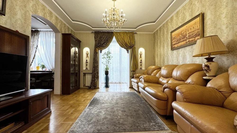 4-room apartment WALKING AND LIVING + garage in the area of the Ukraina shopping center
