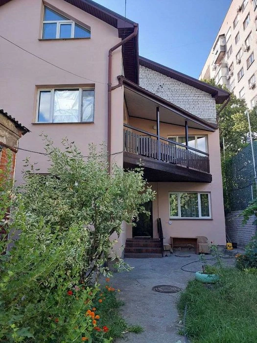 Продам 2 будинки на одному участку пр.Науки, 14