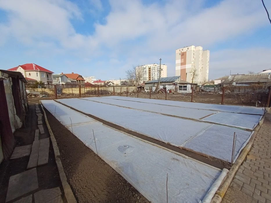 От собственника - продам земельнй участок  по ул. Сиреневой
