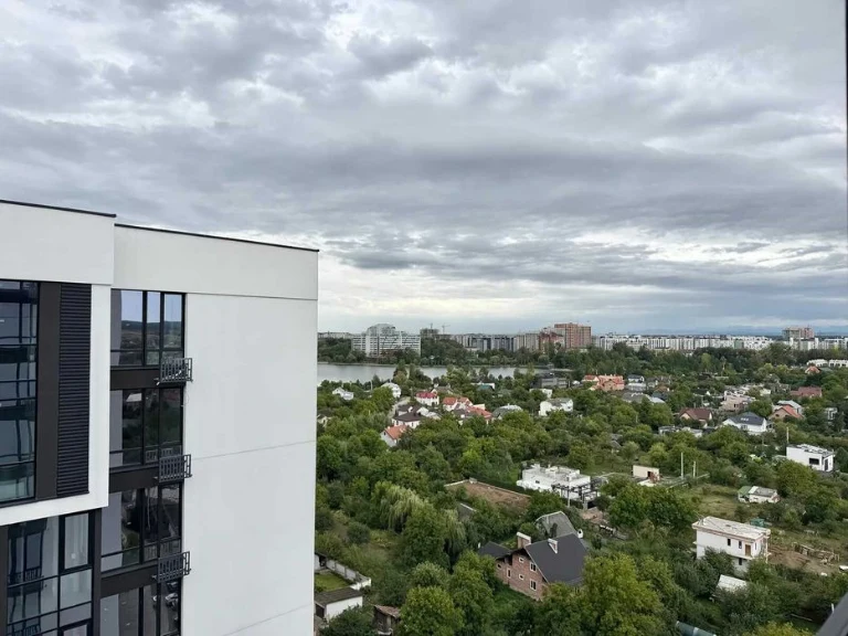 Півторакімнатна з ремонтом і видом на Озеро