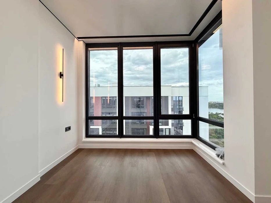 Півторакімнатна з ремонтом і видом на Озеро