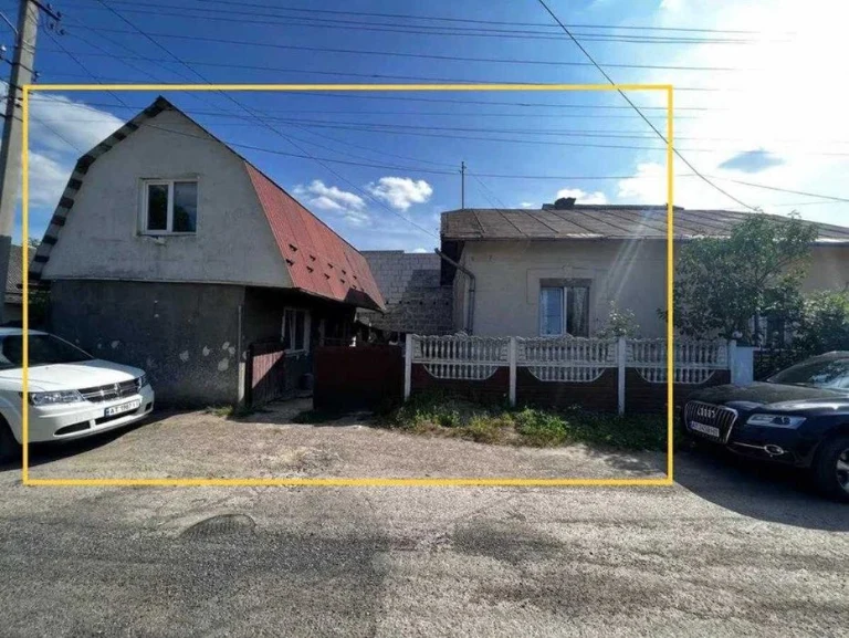 Пів-особняк із незавершеною добудовою в центральній частині