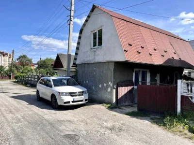 Пів-особняк із незавершеною добудовою в центральній частині