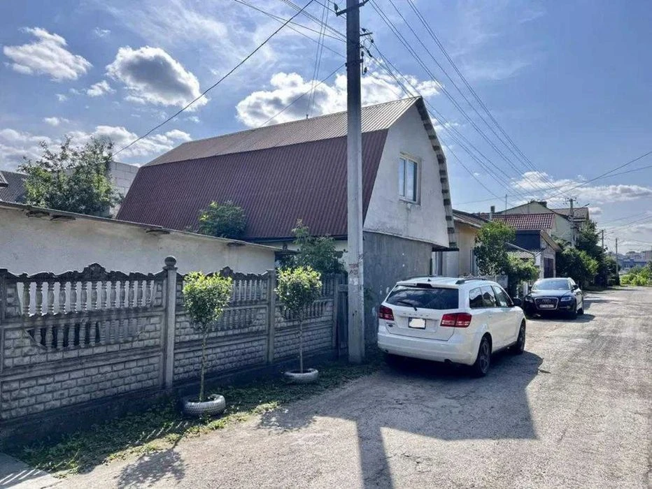 Пів-особняк із незавершеною добудовою в центральній частині