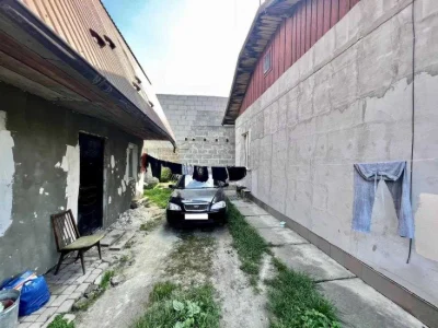 Пів-особняк із незавершеною добудовою в центральній частині