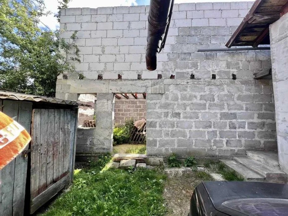 Пів-особняк із незавершеною добудовою в центральній частині