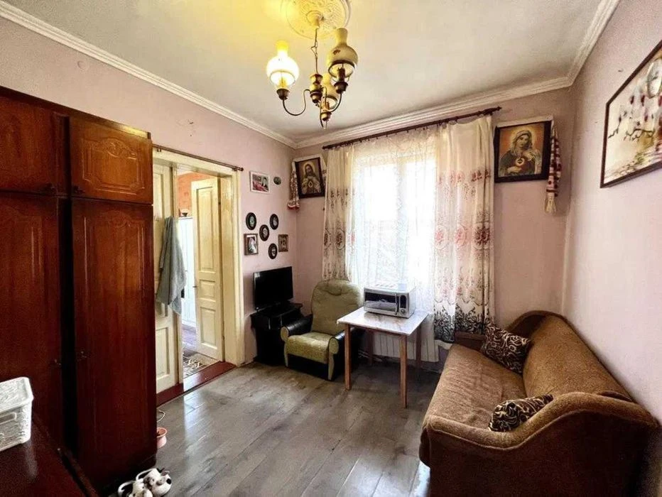 Пів-особняк із незавершеною добудовою в центральній частині