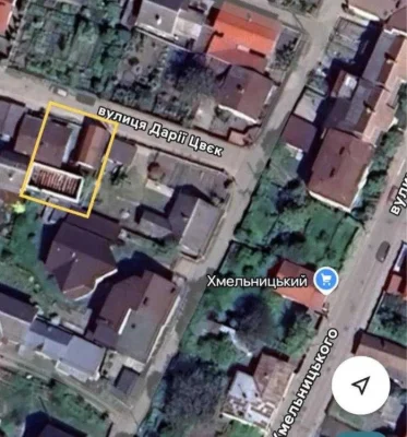 Пів-особняк із незавершеною добудовою в центральній частині