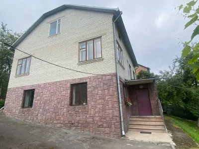Великий особняк у м. Львів на 10 сотках із садом та господар