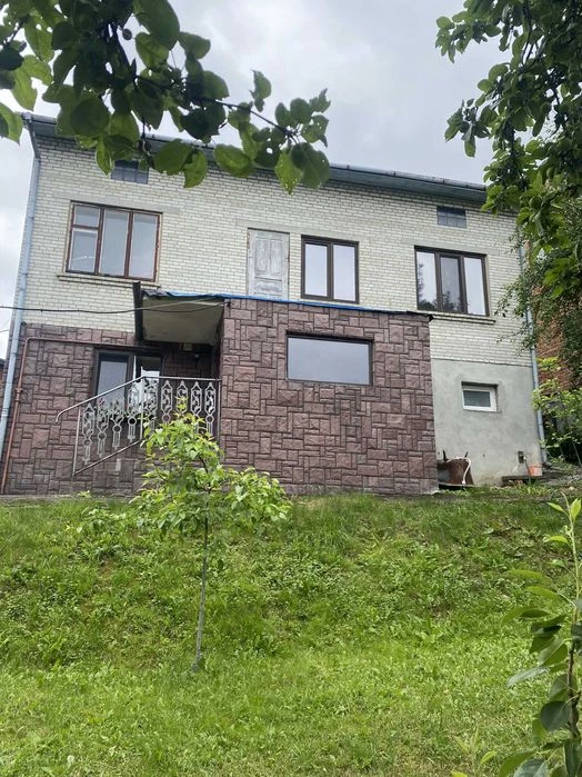 Великий особняк у м. Львів на 10 сотках із садом та господар