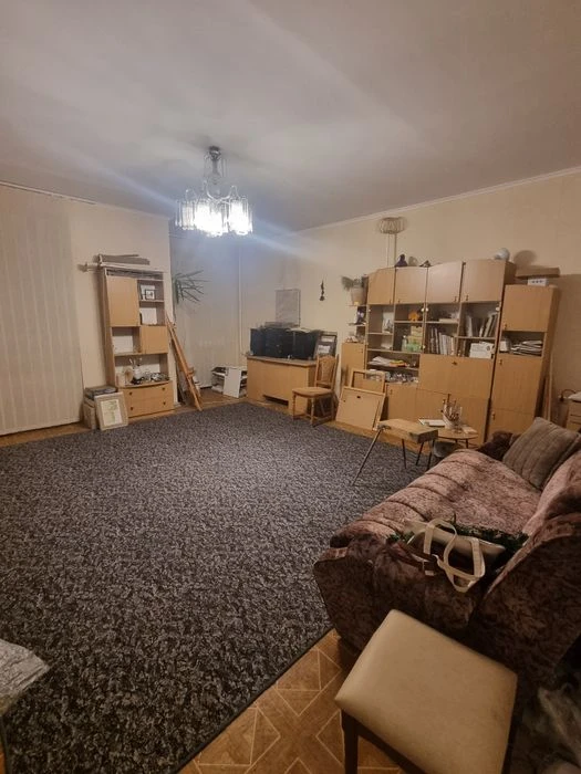В продаже большая квартира в кирпичном доме.