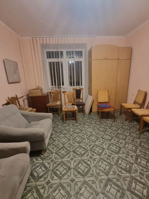 В продаже большая квартира в кирпичном доме.