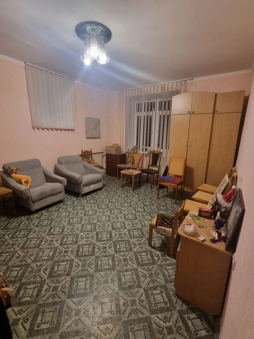 В продаже большая квартира в кирпичном доме.