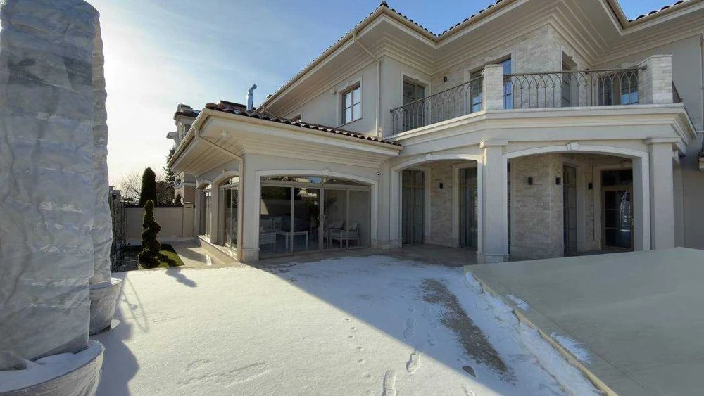 New premium house in Sauvignon, Odessa. 330 m². Swimming pool