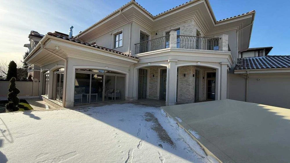 New premium house in Sauvignon, Odessa. 330 m². Swimming pool