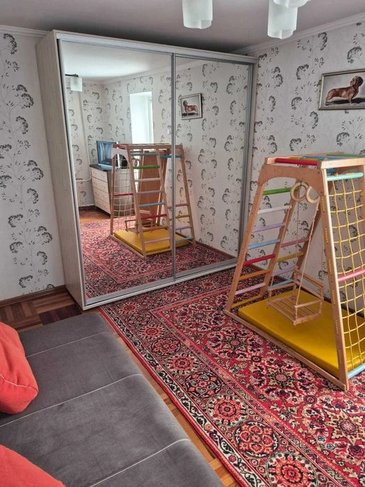 2-х квартира на космосі, 6 гімназія
