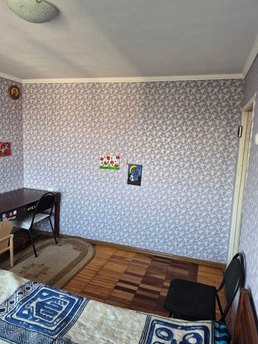 2-х квартира на космосі, 6 гімназія