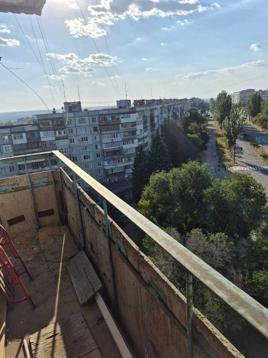 2-х квартира на космосі, 6 гімназія